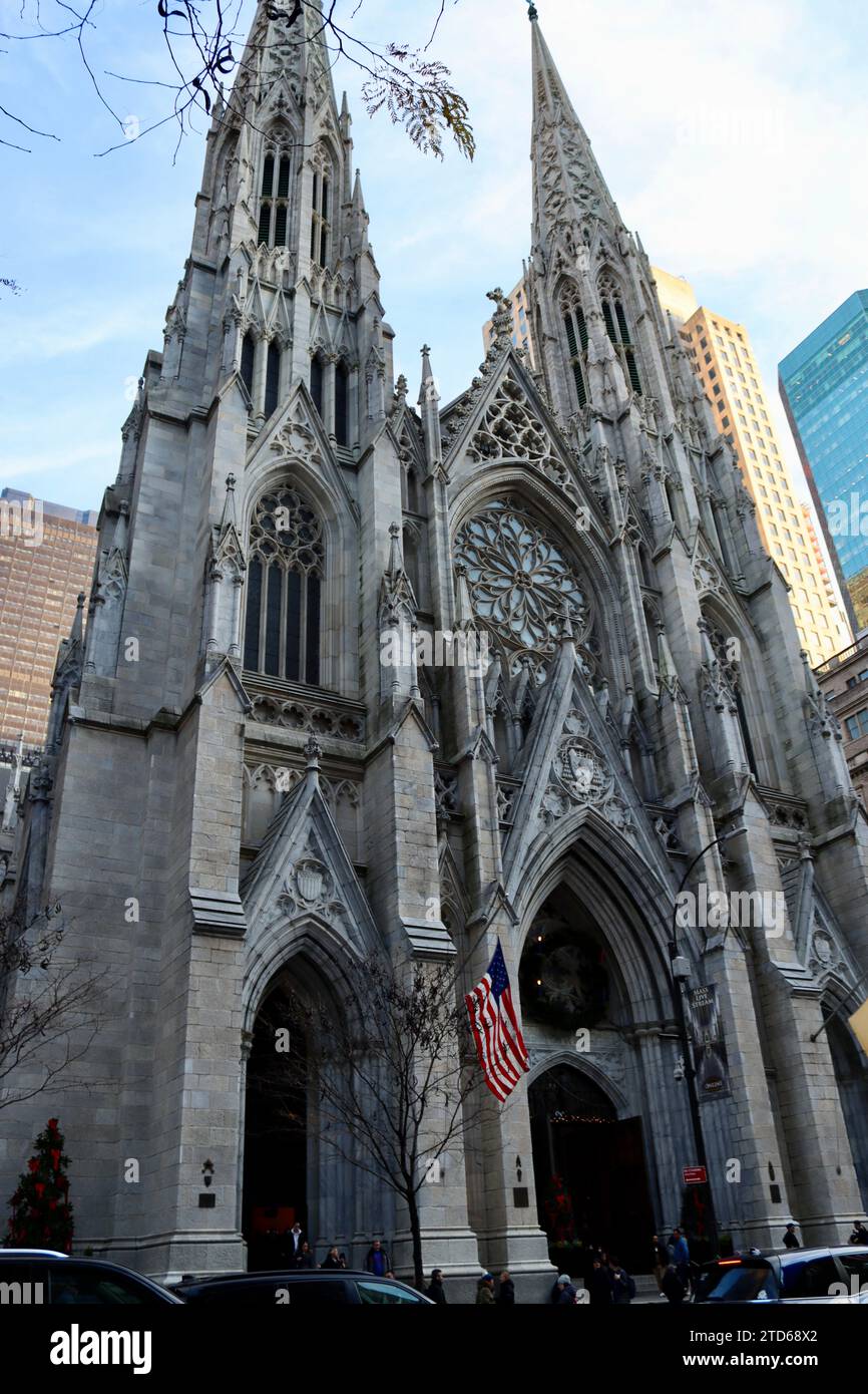 St Patrick's Cathedral sulla Fifth avenue nel centro di Manhattan, New York Foto Stock