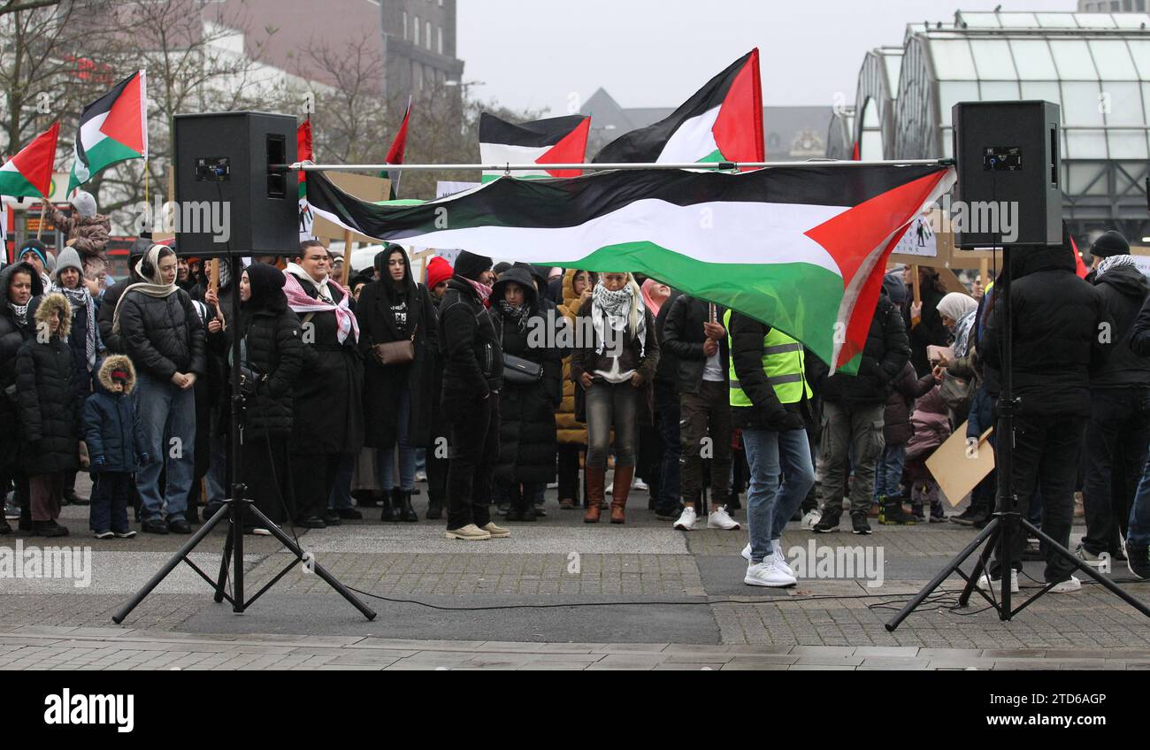 Pro-Palästina-Demonstration auf dem Heidi-Kabel-Platz am Hauptbahnhof Amburgo. An der stationären Kundgebung nahmen etwa 150 Teilnehmer teil. SIE protestierten gegen Israels Eingreifen im Gazastreifen gegen die Terrororganisatin Hamsa und forderten ein freies Palästina. Die Polizei War mit mehreren Mannschaftswagen und Beamten vor Ort. St Georg Hamburg *** manifestazione pro Palestina in piazza Heidi Kabel alla stazione centrale di Amburgo circa 150 partecipanti hanno preso parte al raduno stazionario che hanno protestato contro l'intervento israeliano nella Striscia di Gaza contro l'organizzazione terroristica Hamsa An Foto Stock