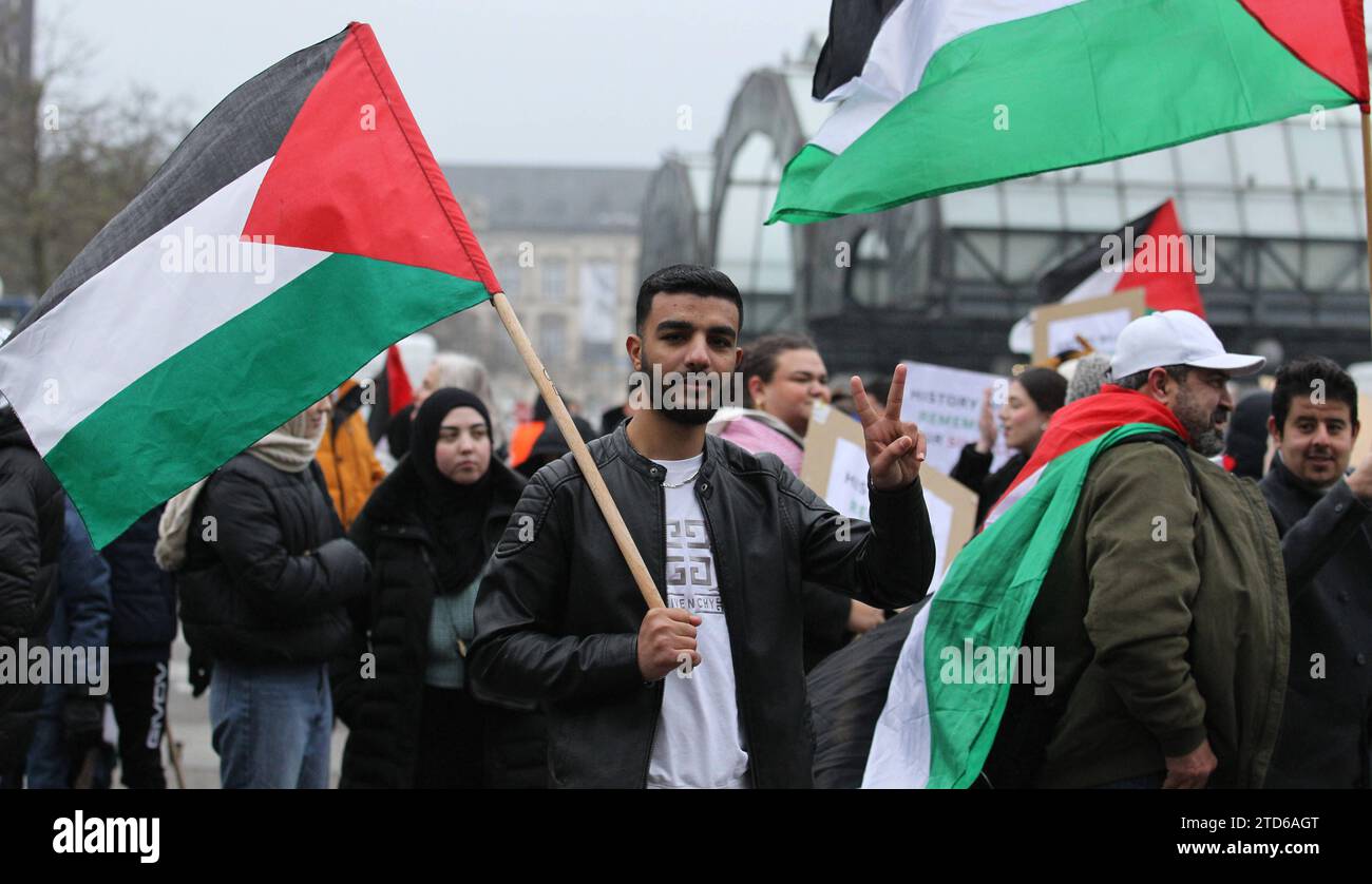 Pro-Palästina-Demonstration auf dem Heidi-Kabel-Platz am Hauptbahnhof Amburgo. An der stationären Kundgebung nahmen etwa 150 Teilnehmer teil. SIE protestierten gegen Israels Eingreifen im Gazastreifen gegen die Terrororganisatin Hamsa und forderten ein freies Palästina. Die Polizei War mit mehreren Mannschaftswagen und Beamten vor Ort. St Georg Hamburg *** manifestazione pro Palestina in piazza Heidi Kabel alla stazione centrale di Amburgo circa 150 partecipanti hanno preso parte al raduno stazionario che hanno protestato contro l'intervento israeliano nella Striscia di Gaza contro l'organizzazione terroristica Hamsa An Foto Stock