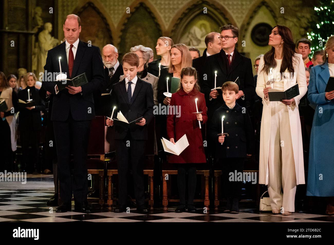 (Da sinistra a destra) il Principe di Galles, il Principe Giorgio, la Principessa Carlotta, il Principe Luigi e la Principessa di Galles durante i Royal Carols - insieme al servizio natalizio all'Abbazia di Westminster a Londra. Data immagine: Venerdì 8 dicembre 2023. Foto Stock