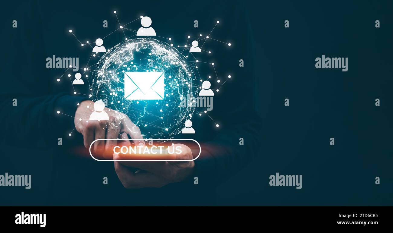 Contatto tramite e-mail con il concetto di laptop o smartphone, mano di un uomo d'affari che preme lo smartphone e invia l'e-mail dal computer portatile, Foto Stock