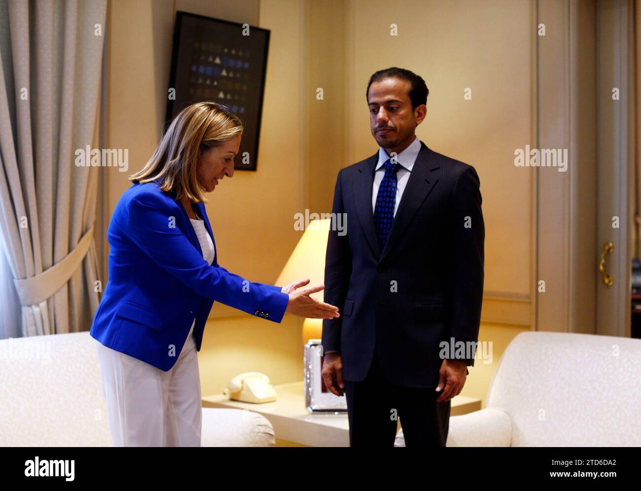 Madrid. 4 settembre 2014. Il ministro Ana Pastor incontra la sua controparte di Abu Dhabi, lo sceicco Sultan Bin Tahnoon al Nahyan. Foto Oscar del Pozo Archdc. Crediti: Album / Archivo ABC / Oscar del Pozo Foto Stock