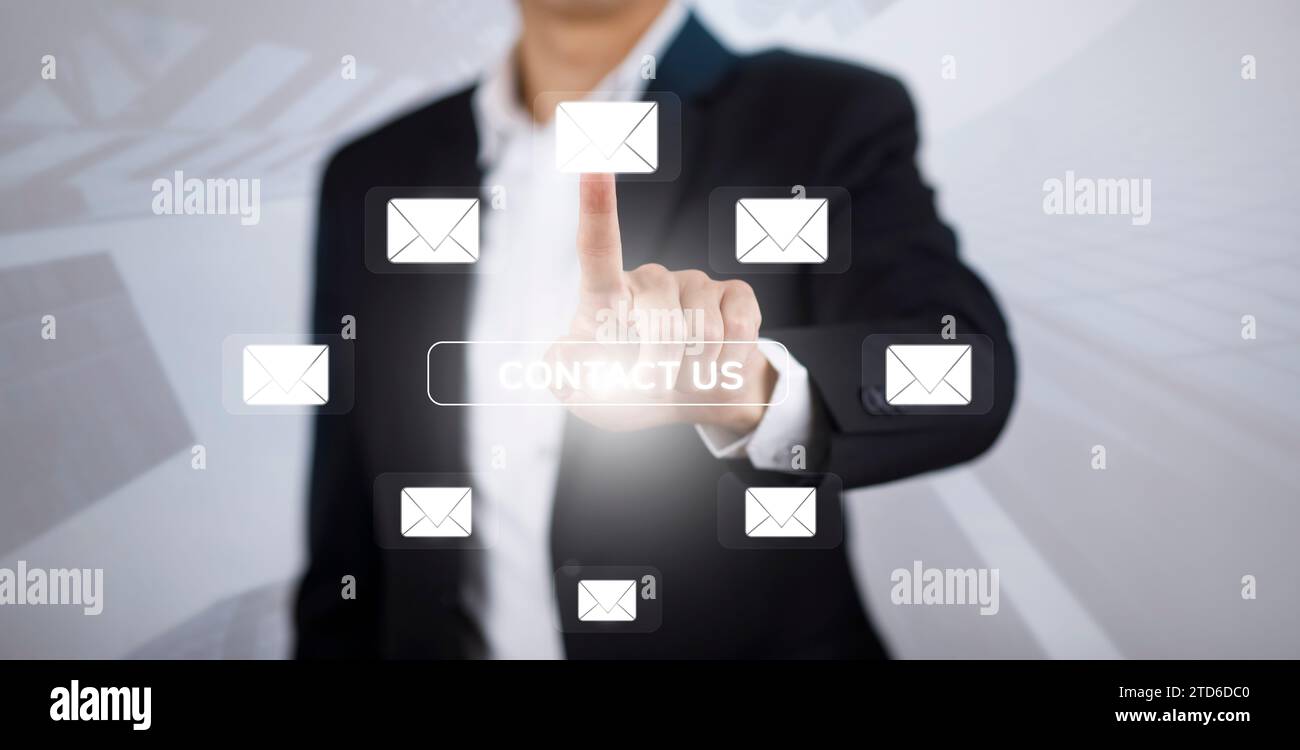 e-mail e concetto di marketing. Doppia esposizione businessman toccare e-mail premere per l'invio di e-mail dal computer portatile, concetto di invio ema Foto Stock