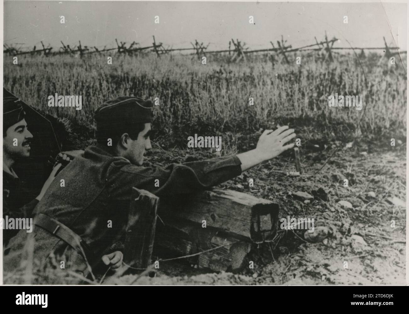 Russia. 1942. Ufficiali spagnoli della Divisione Blu osservando i movimenti nemici dalla prima linea. Crediti: Album / Archivo ABC Foto Stock