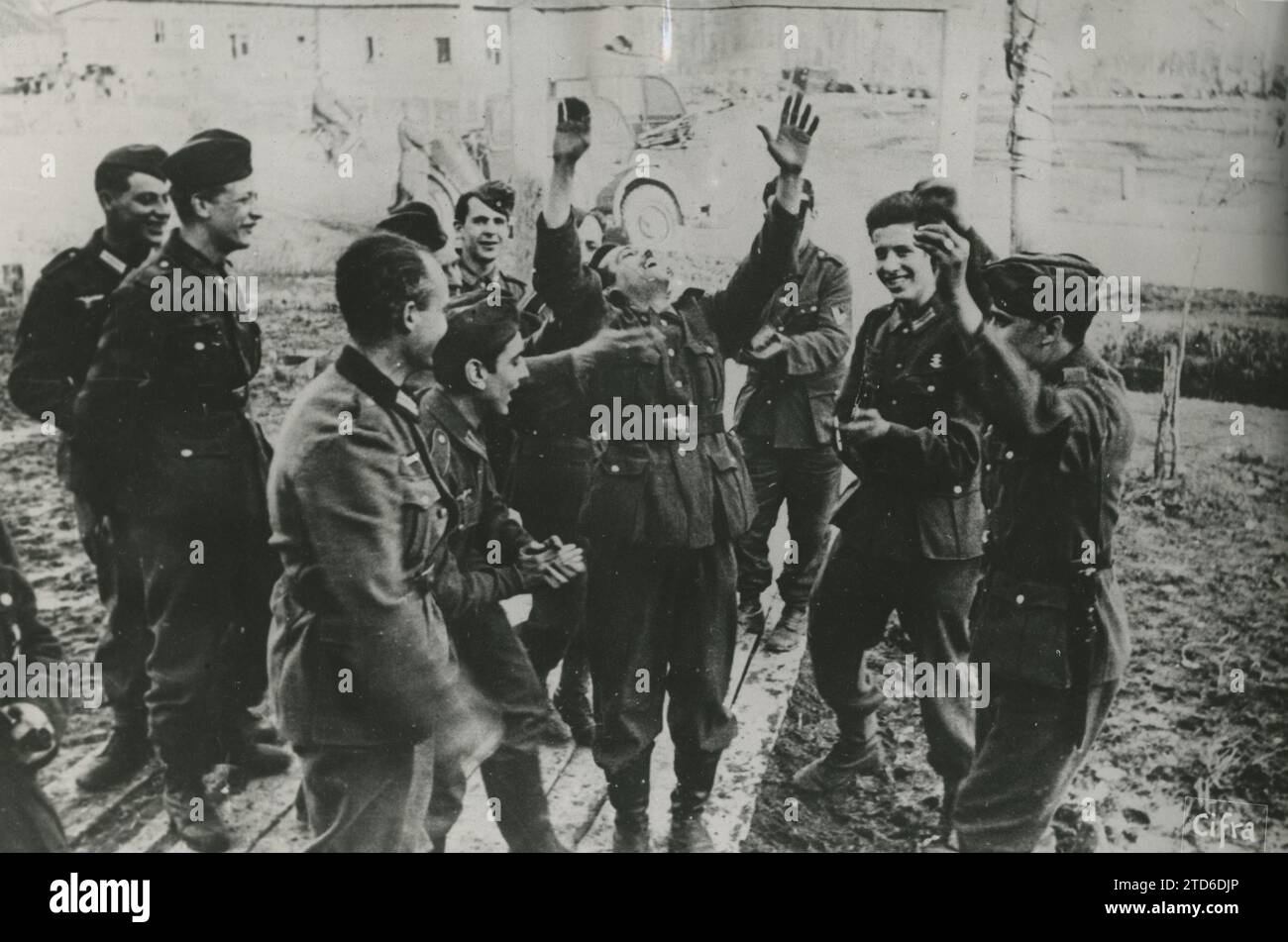 Russia. 1942. Durante una pausa di combattimento, questi combattenti della Divisione Blu spagnola si divertono. Crediti: Album / Archivo ABC Foto Stock