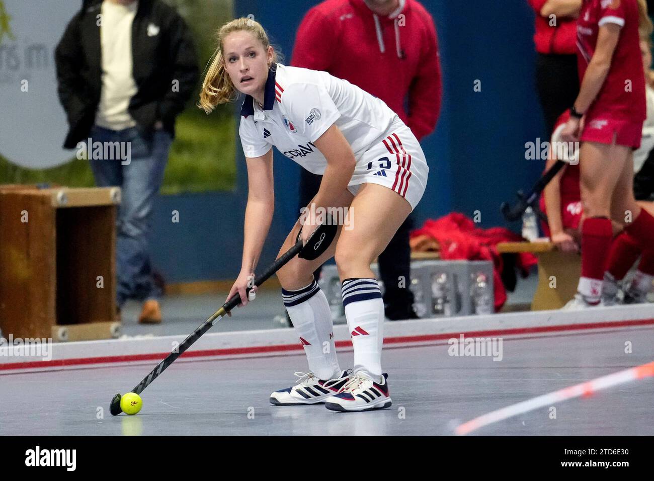 Anissa Korth (MHC, 23), AM Ball, Freisteller, Ganzkörper, Einzelbild, Einzelfoto, Aktion, Action, 16.12.2023, Mannheim (Deutschland), Hallenhockey, 1. Bundesliga Süd, Damen, TSV Mannheim - Mannheimer HC Foto Stock