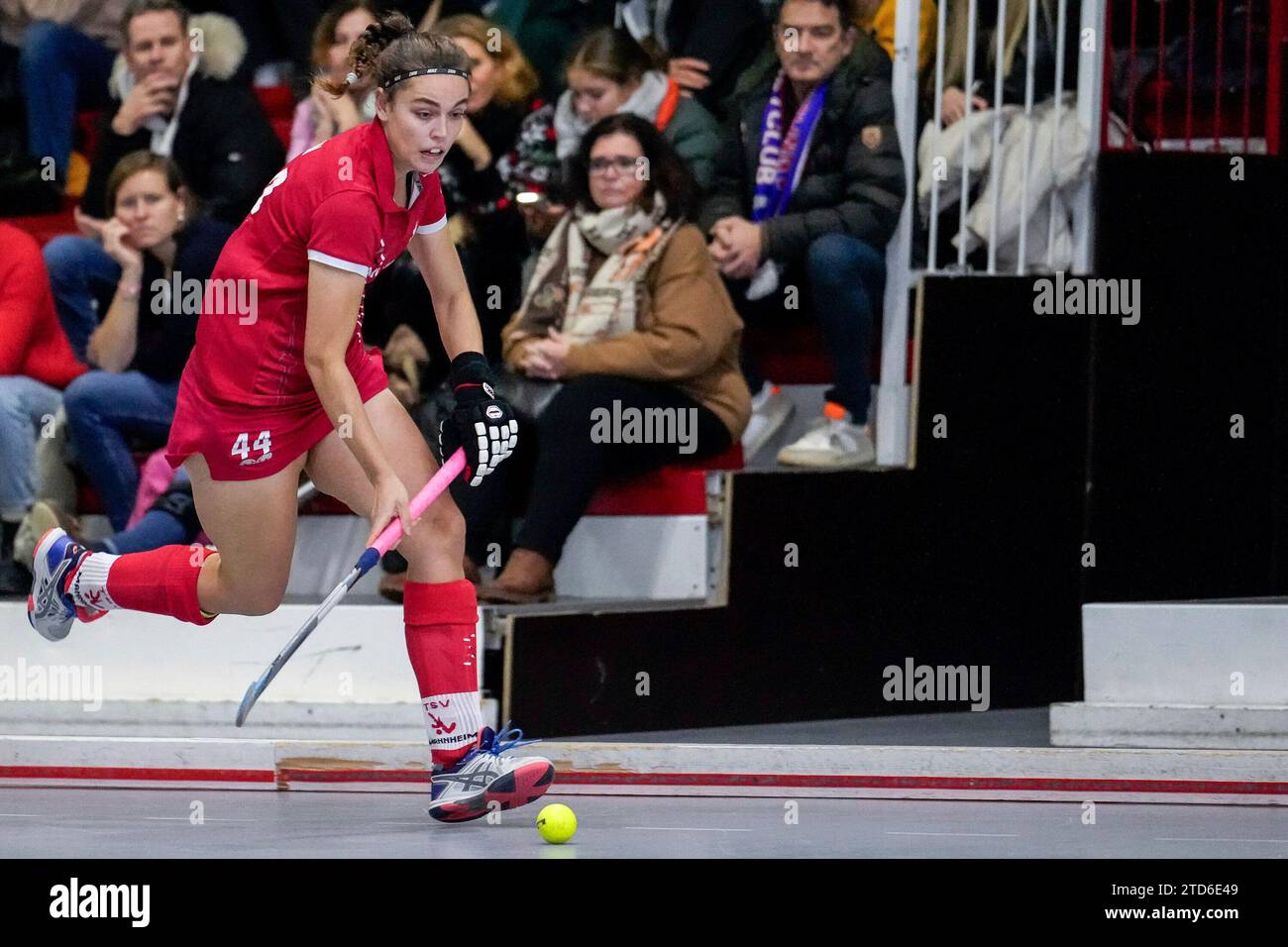 Violetta Klein (TSVMH, 44), AM Ball, Freisteller, Ganzkörper, Einzelbild, Einzelfoto, Aktion, Action, 16.12.2023, Mannheim (Deutschland), Hallenhockey, 1. Bundesliga Süd, Damen, TSV Mannheim - Mannheimer HC Foto Stock