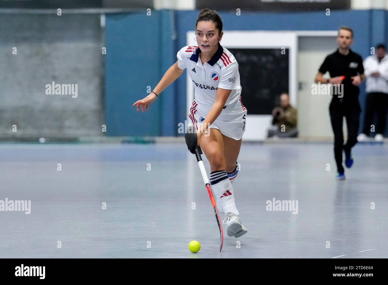 Fiona Felber (MHC, 6), AM Ball, Freisteller, Ganzkörper, Einzelbild, Einzelfoto, Aktion, Action, 16.12.2023, Mannheim (Deutschland), Hallenhockey, 1. Bundesliga Süd, Damen, TSV Mannheim - Mannheimer HC Foto Stock