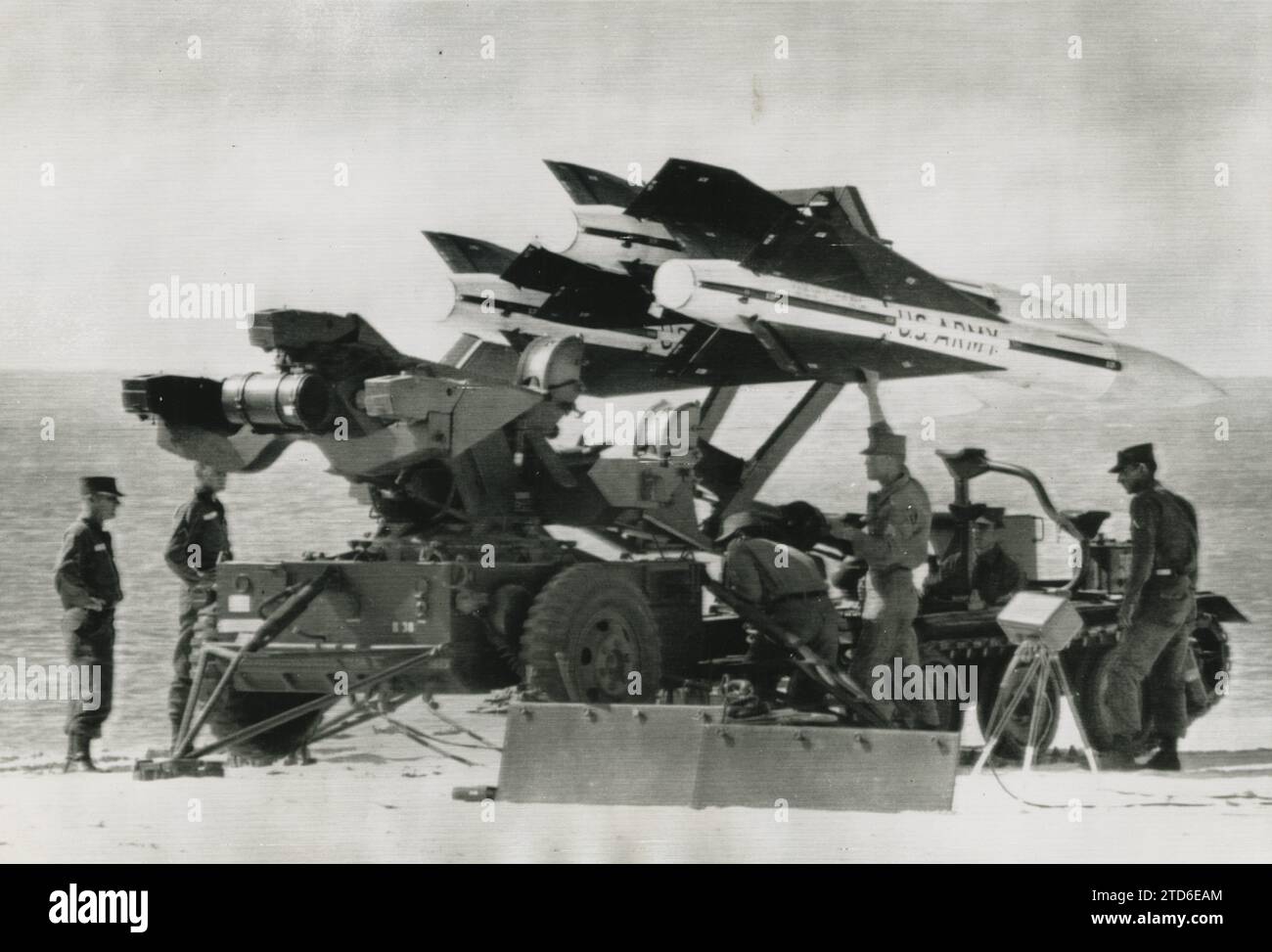 12/31/1961. Le torpediniere trasferiscono proiettili missilistici a Cayo Bone, che vediamo al momento dell'assemblaggio nelle loro impostazioni di lancio. Crediti: Album / Archivo ABC Foto Stock