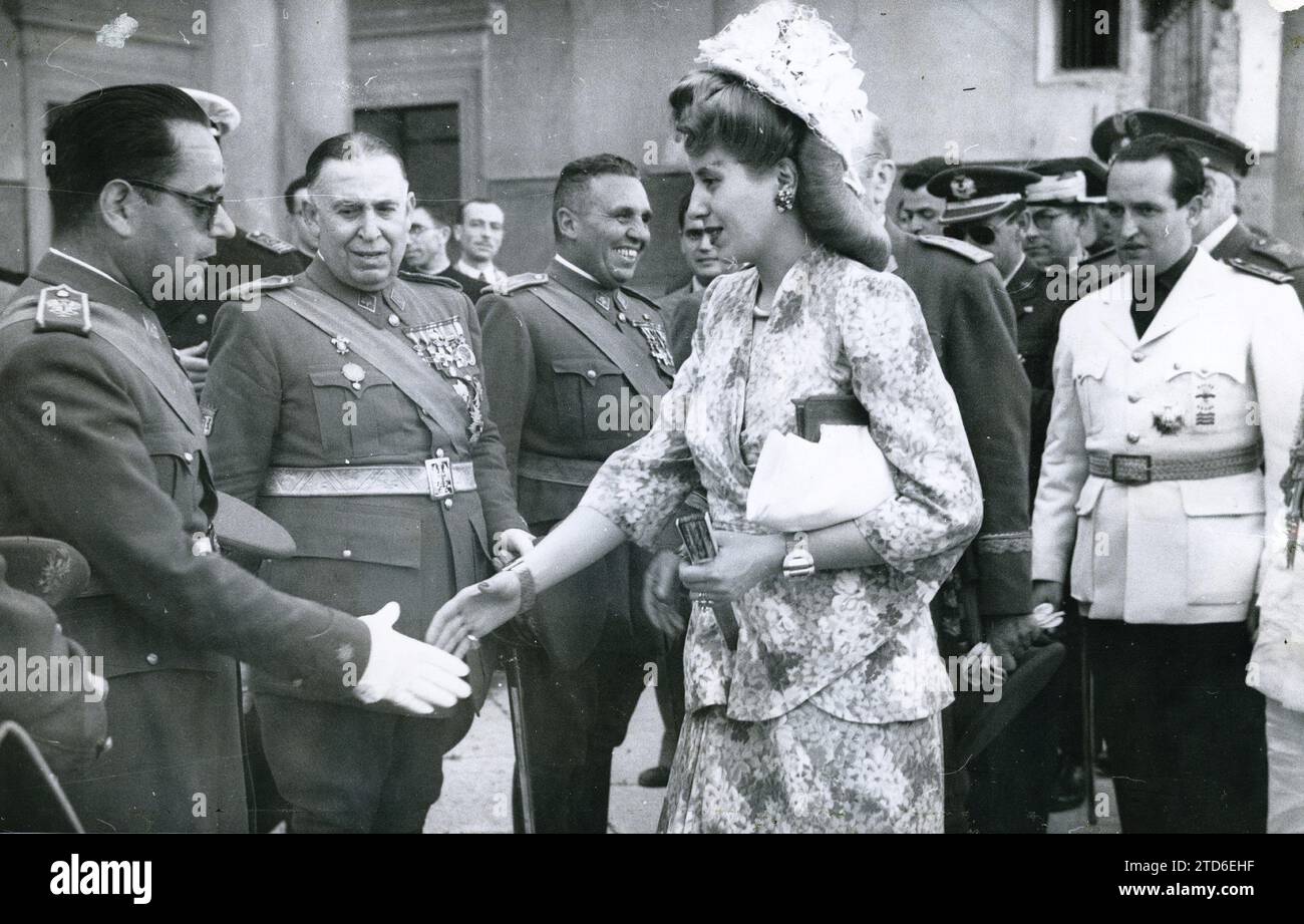 Toledo, 14/06/1947. Eva Duarte Perón, durante la sua visita alle rovine del Alcázar, scuote la mano dei difensori della gloriosa fortezza residente a Toledo. Crediti: Album / Archivo ABC Foto Stock