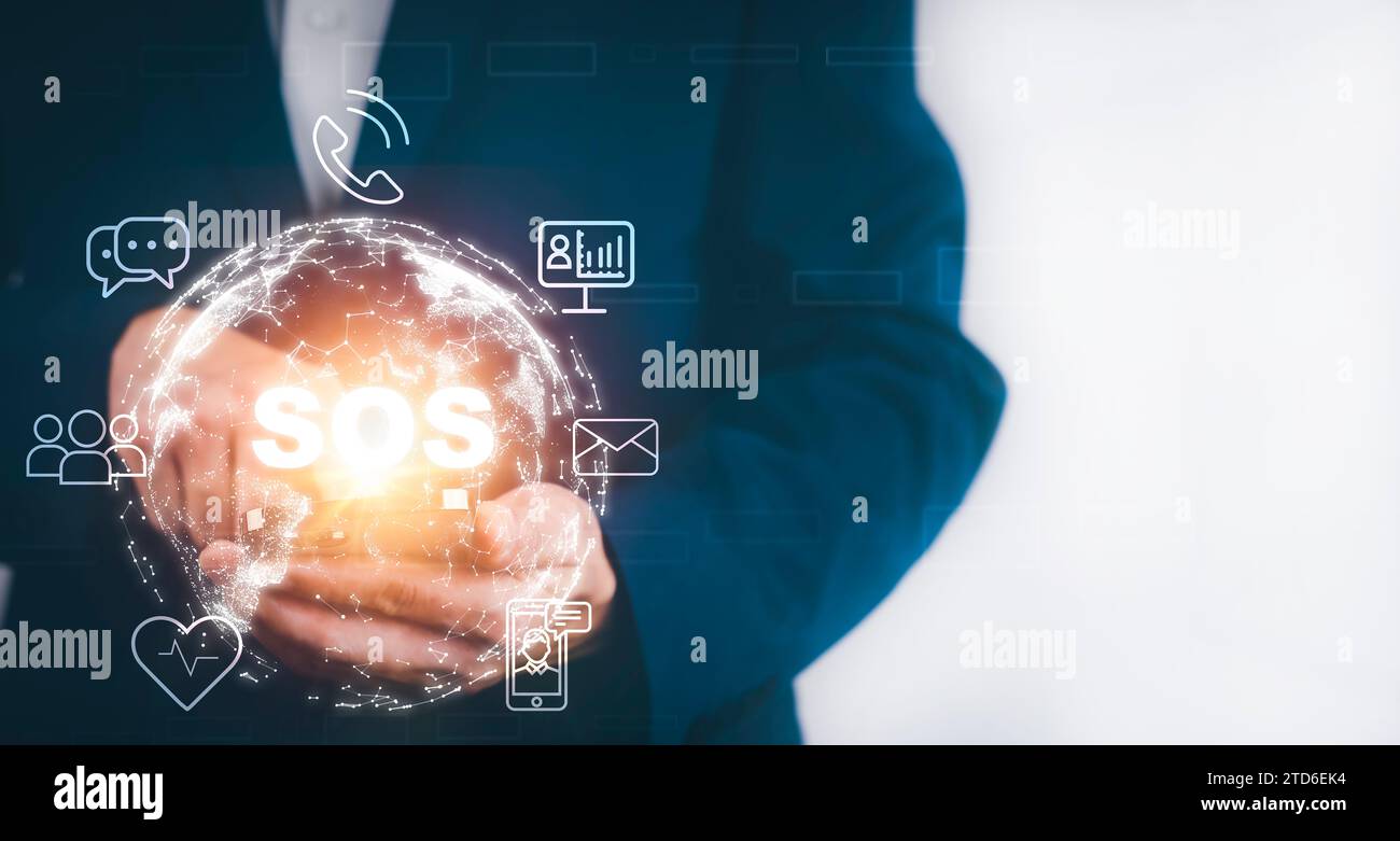 Uomo che utilizza lo smartphone con l'app di emergenza a casa, chiama il telefono, l'icona dei messaggi di chat, l'applicazione di emergenza dallo smartphone per anziani, il concetto tecnologico Foto Stock