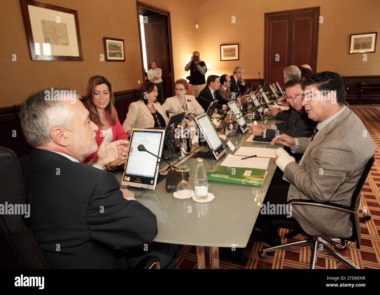 05/07/2012. Siviglia. 08.05.12. Primo consiglio del nuovo governo andaluso, tenuto nel palazzo di San Telmo. Jose Antonio Griñan, Susana Diaz, Diego Valderas, Mar Moreno, Emilio de Llera. Foto: Juan Flores. Archsev. Crediti: Album / Archivo ABC / Juan Flores Foto Stock