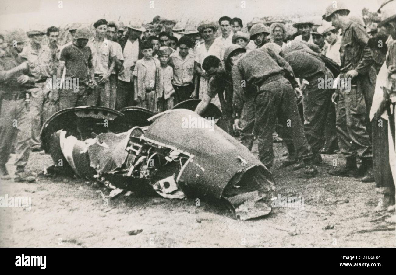 10/31/1962. L'U-2 abbatté su Cuba. Durante i giorni più critici della crisi cubana, l'aereo nordamericano pilotato da Rudolph Anderson Jr. Fu abbattuto sopra Cuba, mentre effettuava un volo di osservazione sulle basi missilistiche sovietiche sull'isola, il cui corpo fu restituito negli Stati Uniti. Nella foto, i resti dell'U-2 esaminati dai soldati della Fidelist, con caschi d'acciaio russi e un gruppo di contadini. Crediti: Album / Archivo ABC Foto Stock