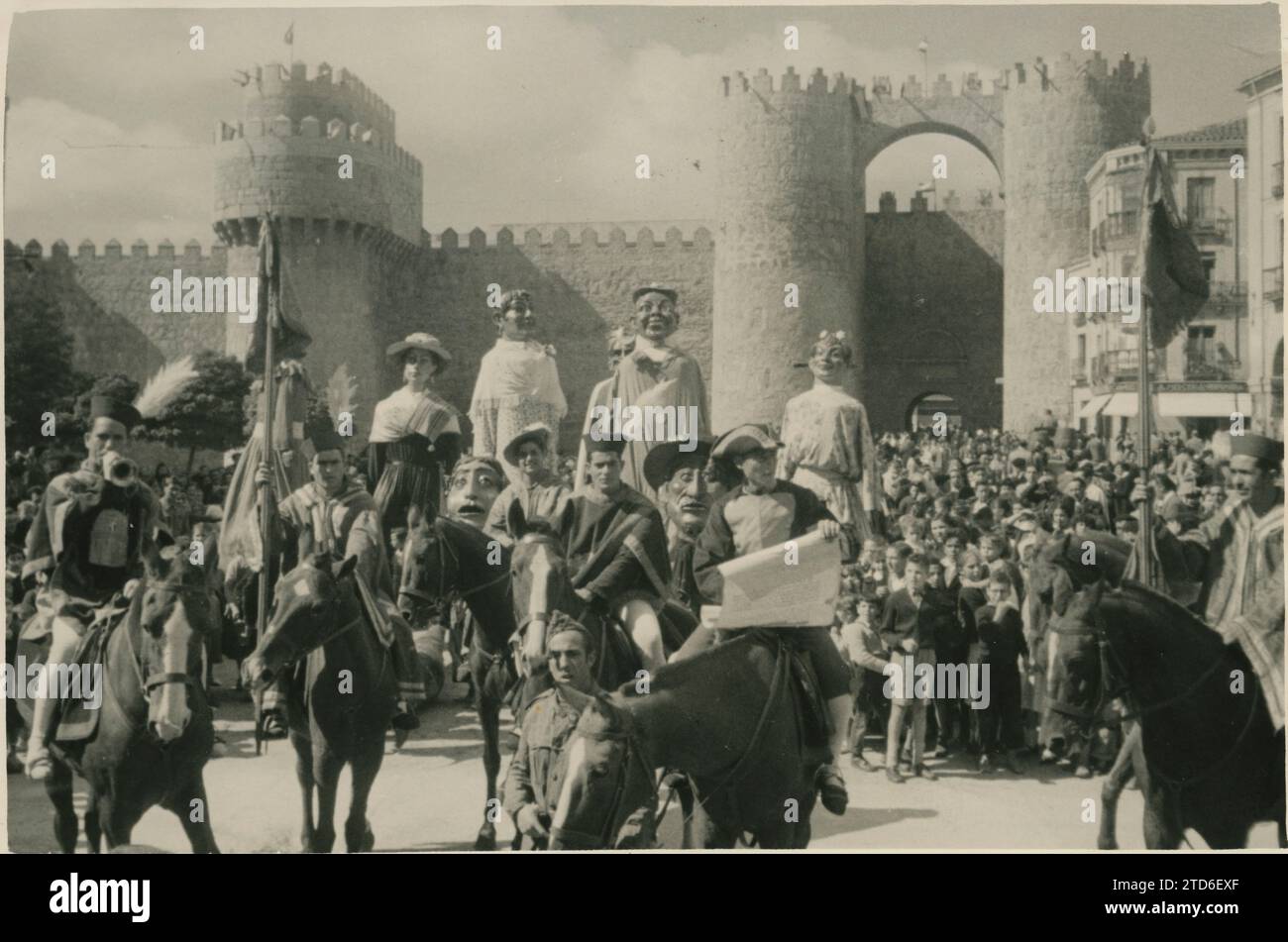Ávila, ottobre 1955. La sfilata dell'araldo, accompagnata da giganti e grandi teste, attraversa le strade principali di Ávila, dove si legge la proclamazione che annuncia le festività in onore della sua Patrona, Santa Teresa di Gesù, che, come ogni anno, vengono celebrate in queste date nella città storica. Crediti: Album / Archivo ABC / Mayoral Foto Stock