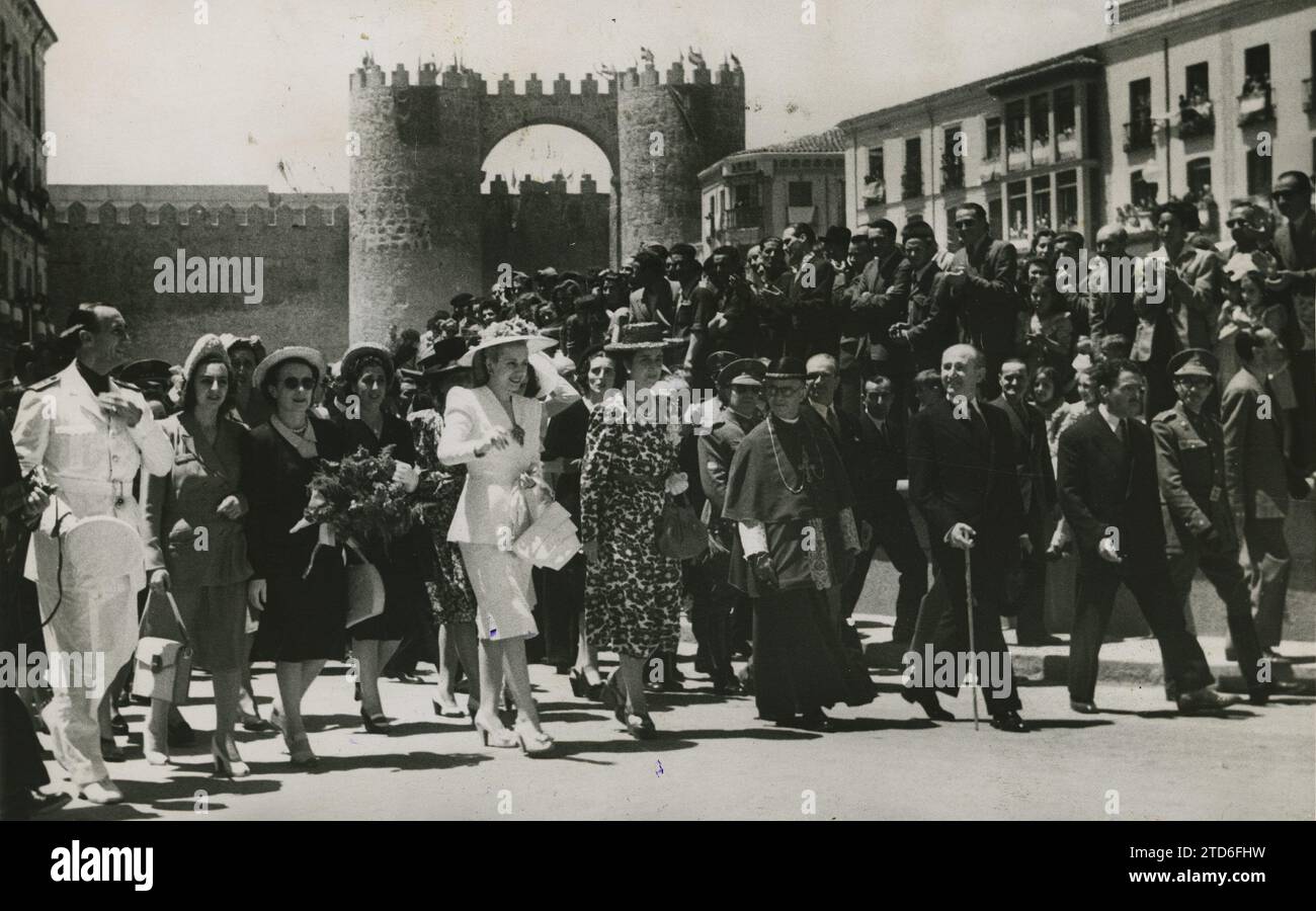 Ávila, 06/09/1947. María Eva Durarte de Perón, accompagnata dalla signora Carmen Polo de Franco e da altre personalità durante la sua visita. Crediti: Album / Archivo ABC Foto Stock