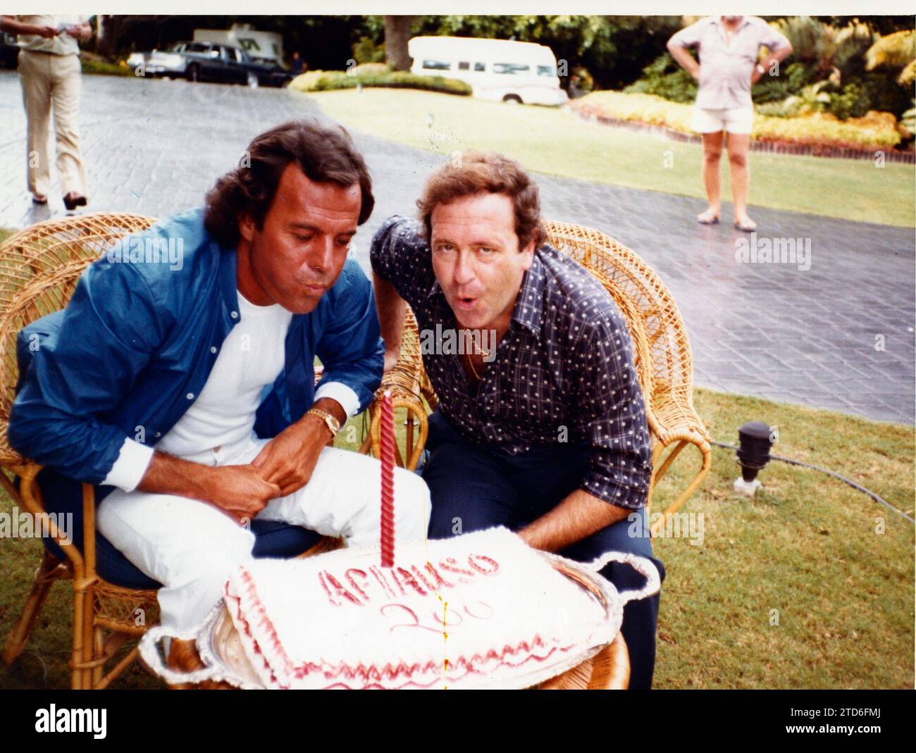 Madrid, 1982. Julio Iglesias con José Luis Uribarri per celebrare il 200° programma "Aplauso". Crediti: Album / Archivo ABC Foto Stock