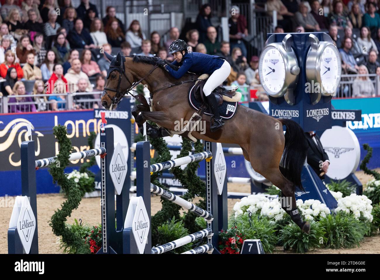 Londra, Regno Unito. 16 dicembre 2023. Noora Pentti della Finlandia con con Caya compete durante il Longines Christmas Cracker al London International Horse Show il 16 dicembre 2023, London Excel Centre, Regno Unito (foto di Maxime David - MXIMD Pictures) credito: MXIMD Pictures/Alamy Live News Foto Stock