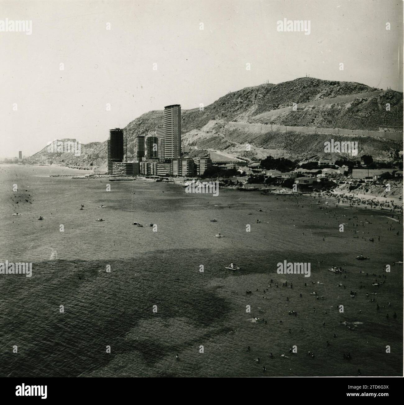 12/31/1974. Vista della spiaggia di Albufereta ad Alicante negli anni settanta. Crediti: Album / Archivo ABC Foto Stock