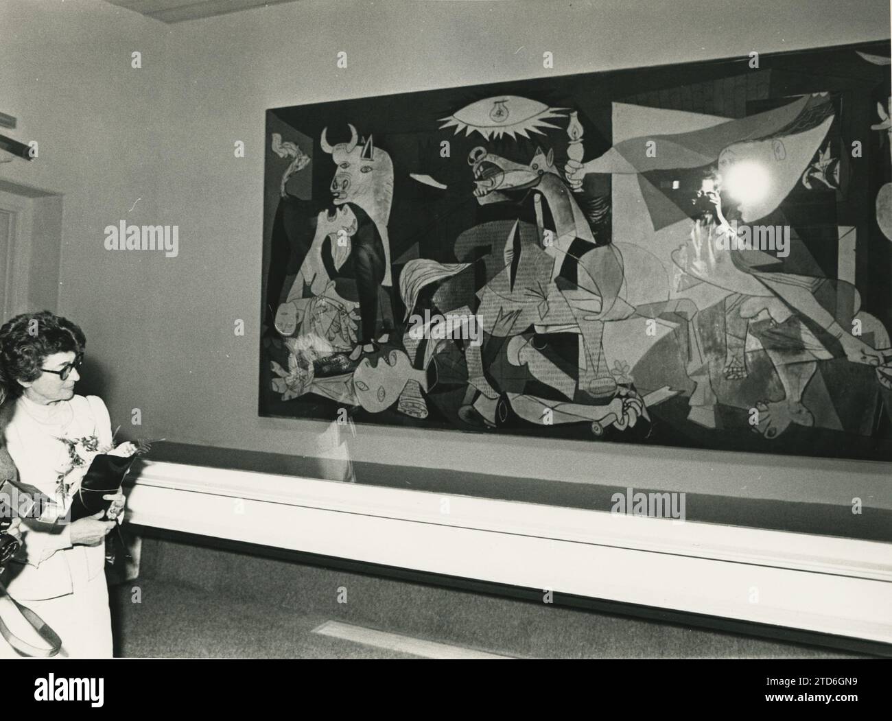 Madrid, 06/03/1982. Jaqueline, vedova di Pablo Picasso, insieme a Javier Solana alla mostra di Guernica. Crediti: Album / Archivo ABC / Jaime Pato Foto Stock