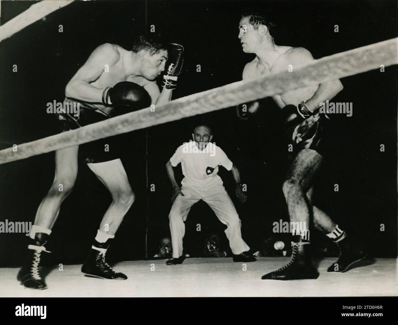 Parigi. 11/03/1955. Fred Galiana ha vinto il titolo europeo dei pesi piuma il 3 novembre 1955 al Palais des Sports di Parigi contro il campione continentale francese Ray Famechon, vincendo per abbandono nel settimo round. Galiana diede uno spettacolo tale che i francesi lo soprannominarono le toreador du ring. Crediti: Album / Archivo ABC Foto Stock