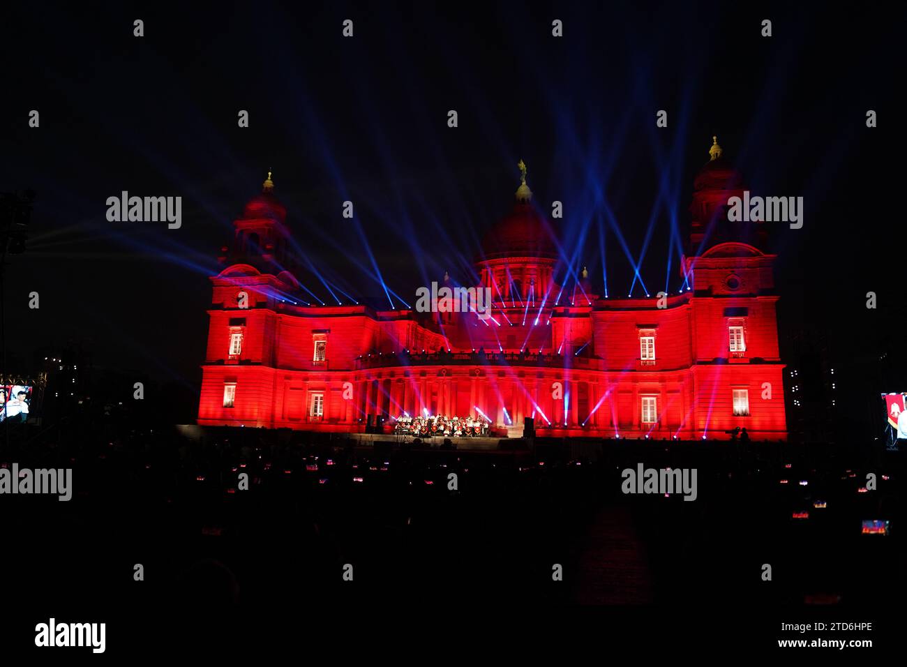 Sia l'India che il Bangladesh tengono il 16 dicembre in profondo rispetto e ricordo per i sacrifici fatti durante la guerra. In India, il Vijay Diwas o Victory Day è celebrato con vivaci programmi culturali con bande militari, spettacoli e spettacoli audiovisivi che raffigurano la storia della guerra. L'Eastern Command of the Indian Army organizza uno spettacolare spettacolo di droni presso la Victoria Memorial Hall, aggiungendo un tocco moderno il significato del 16 dicembre si estende ben oltre una semplice vittoria militare. Simboleggia il trionfo dello spirito umano sull'oppressione, il potere dell'unità tra le avversità e l'unwaveri Foto Stock