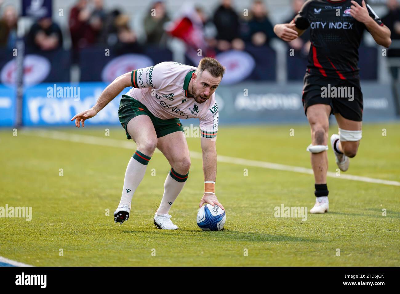 LONDRA, REGNO UNITO. 16 dicembre 2023. JJ Hanrahan del Connacht Rugby segna una meta durante Saracens vs Connacht Rugby - Investec Champions Cup allo Stonex Stadium sabato 16 dicembre 2023. LONDRA INGHILTERRA. Crediti: Taka G Wu/Alamy Live News Foto Stock