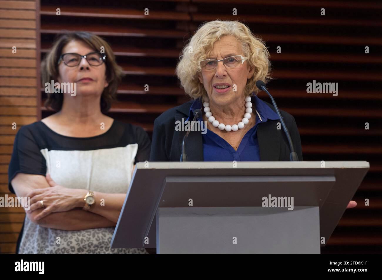 Madrid, 28/09/2015. Conferenza stampa di Manuela Carmena e Inés Sabanés, sulla pulizia di Madrid. Foto: Isabel Permuy ARCHDC. Crediti: Album / Archivo ABC / Isabel B Permuy Foto Stock