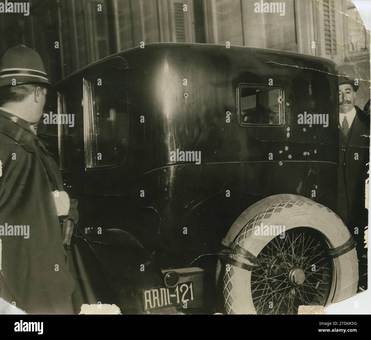 Madrid, marzo 1921. L'auto in cui stava guidando il signor dato, in cui i segni dei proiettili possono essere chiaramente visti. Crediti: Album / Archivo ABC / Vidal Foto Stock