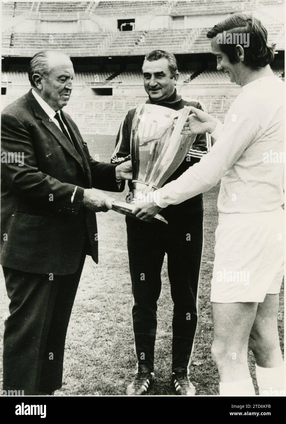 Madrid, 1972. Ignacio Zoco, Santiago Bernabéu e Miguel Muñoz, con la coppa di campionato recentemente vinta. Crediti: Album / Archivo ABC Foto Stock