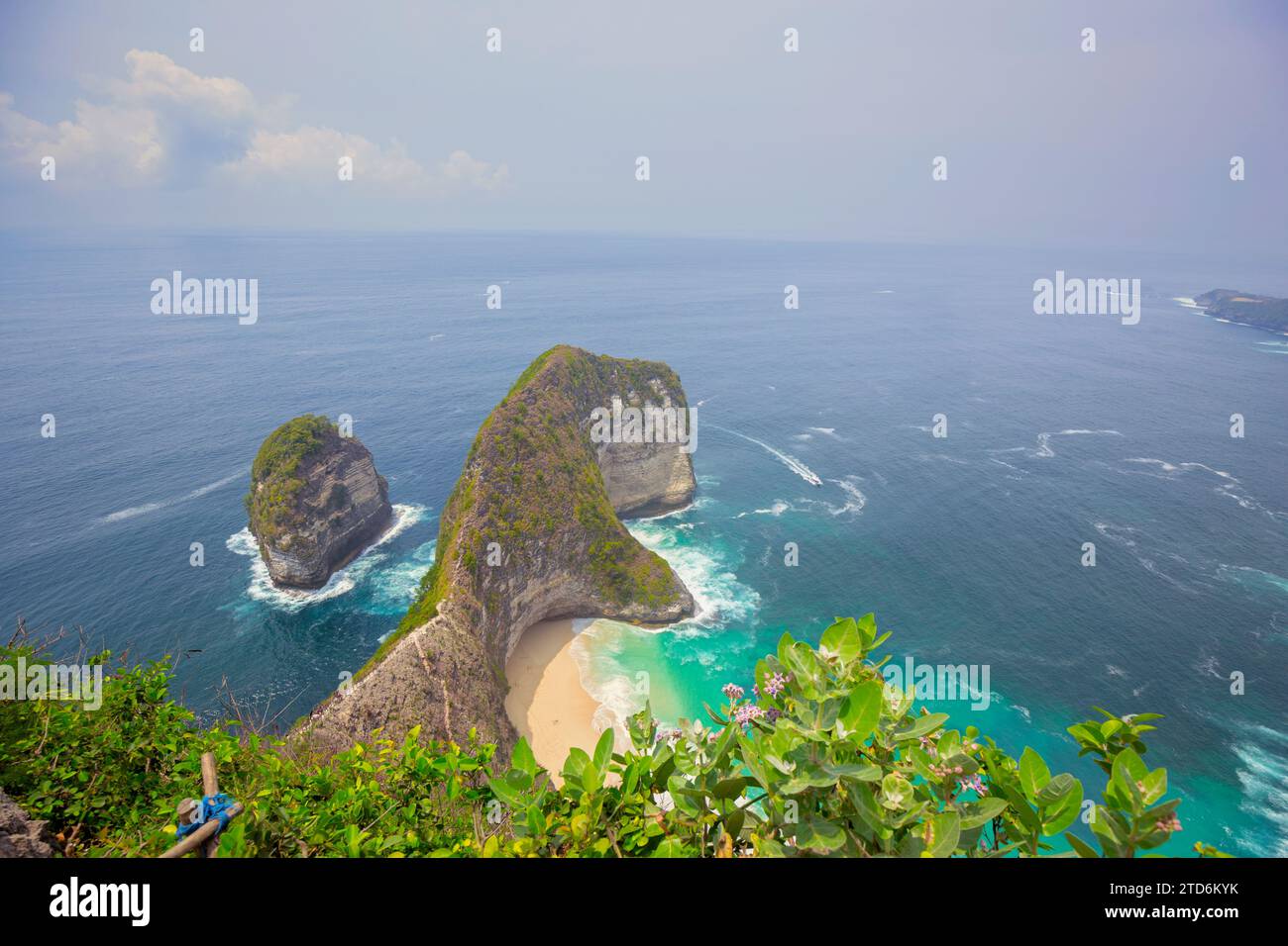 La pittoresca formazione rocciosa unica della spiaggia rotta e la spiaggia Kelingking sull'isola di Nusa Penida, Bali, Indonesia Foto Stock