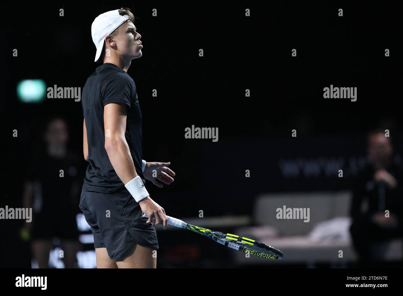 London Docklands, Regno Unito. 16 dicembre 2023. Londra, Regno Unito, il 16 dicembre 2023. Holger 'The Viking' Rune durante la sua partita contro Alexander 'The Bublik Enemy' Bublik durante l'UTS London Tennis all'Excel Centre, London Docklands, Regno Unito, il 16 dicembre 2023. Foto di Joshua Smith. Solo per uso editoriale, licenza necessaria per uso commerciale. Nessun utilizzo in scommesse, giochi o pubblicazioni di un singolo club/campionato/giocatore. Credito: UK Sports Pics Ltd/Alamy Live News Foto Stock