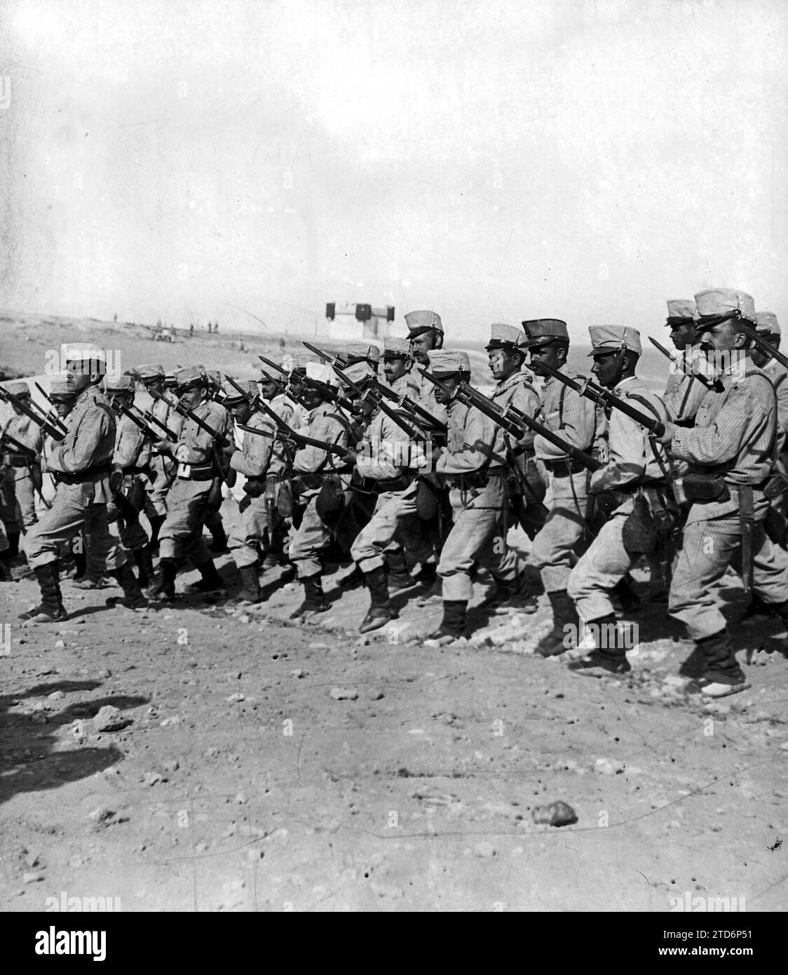 07/01/1909. Come le nostre truppe avanzate di un battaglione Hunter combattono quando iniziano una carica a baionetta. Crediti: Album / Archivo ABC / Ramón Alba Foto Stock