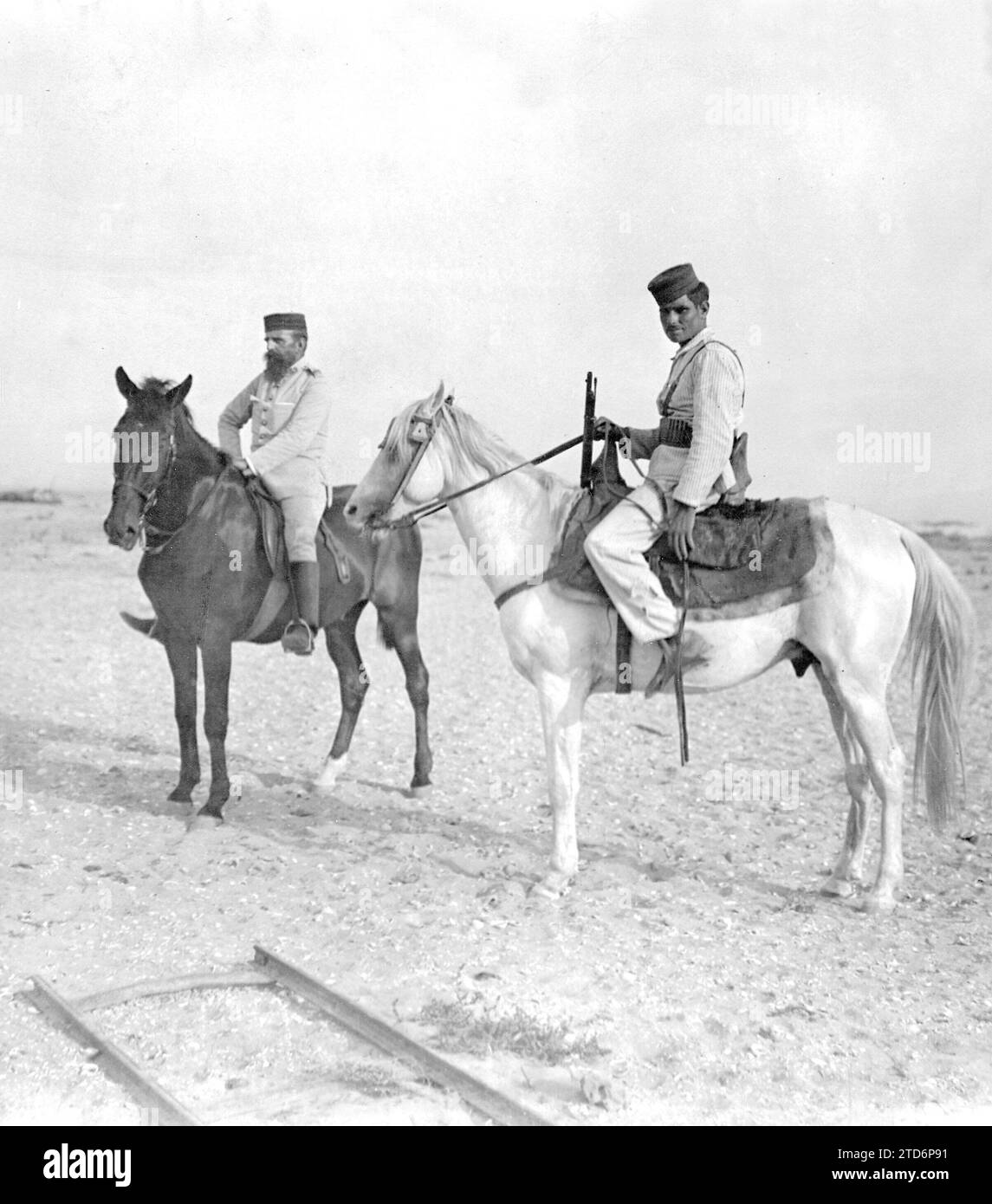 07/31/1909. Il comandante della Restinga. - L'operazione dell'altro ieri ha messo in luce l'importanza della posizione spagnola a la Restinga. La testa del forte, uno dei più importanti che la Spagna ha nel piccolo mare, è il comandante D. Juan García Carrasco, che appare in questa fotografia, durante una delle sue escursioni, accompagnato dal suo interprete, che è quello montato su un cavallo bianco arabo. Crediti: Album / Archivo ABC / Ramón Alba Foto Stock
