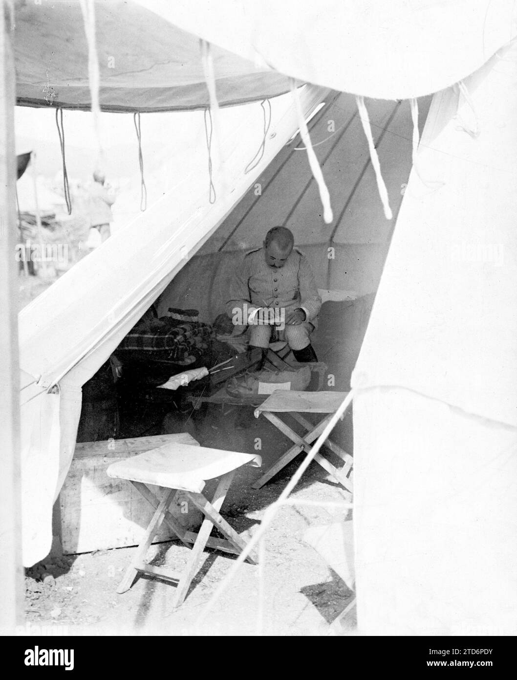 10/31/1909. Un principe in campagna. A capo della sua brigata di cavalleria, l'infante D. Carlos si trova a Rit, condividendo le pene con il suo coraggioso esercito, che ha scritto così tante pagine gloriose nella storia con il suo sangue. In questa foto sar appare nella sua tenda scrivendo una lettera, con gli stessi disagi di un soldato. Crediti: Album / Archivo ABC / Ramón Alba Foto Stock