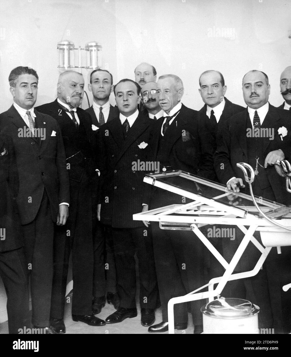 10/28/1923. Madrid. Alla Press Association. Il direttore generale dell'ordine pubblico, il signor Arlegui con il presidente dell'Associazione. Il signor Francos Rodriguez (2) e altre persone illustri che hanno partecipato all'inaugurazione dell'ufficio hanno verificato ieri pomeriggio. Crediti: Album / Archivo ABC / José Zegri Foto Stock