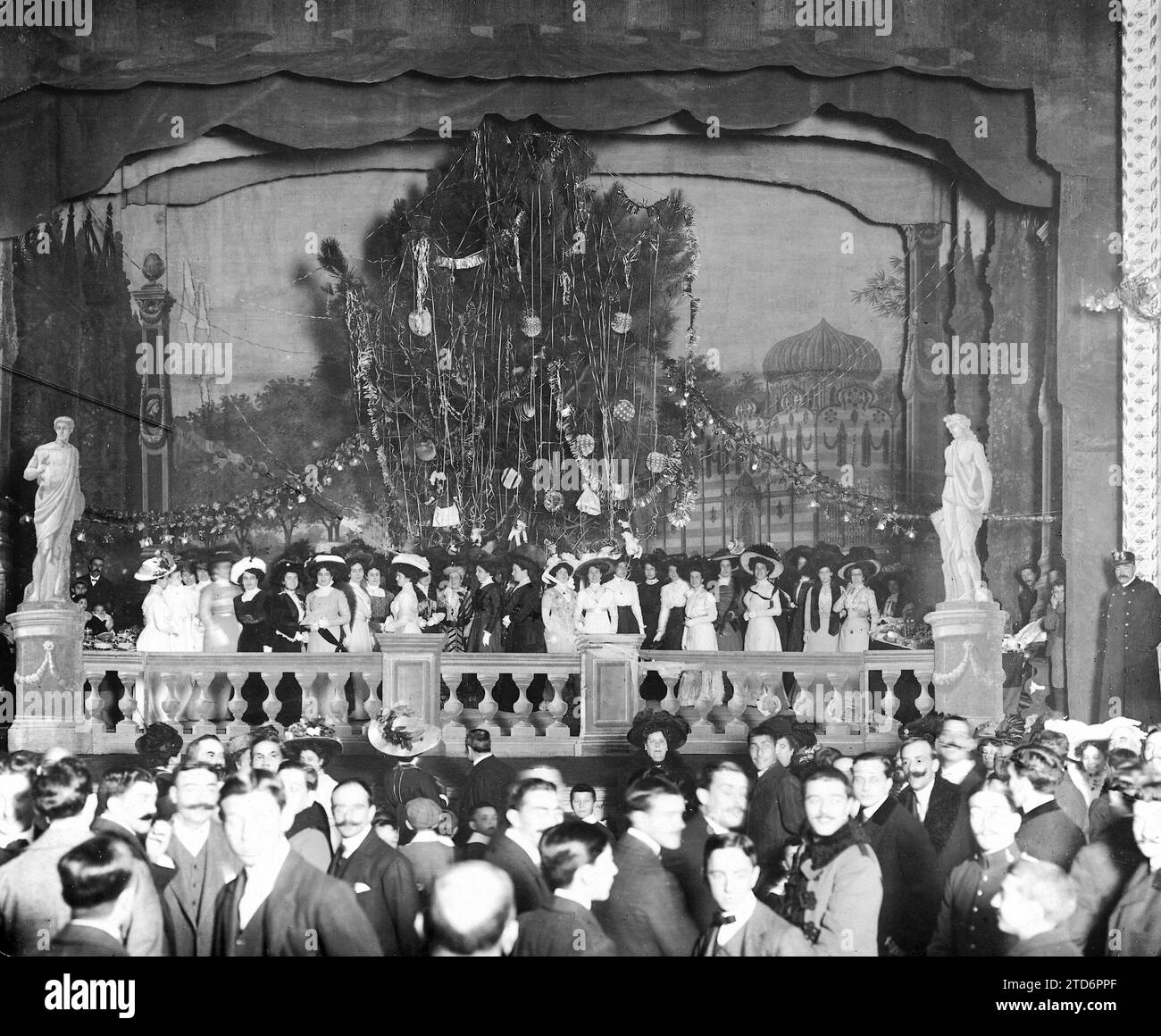 12/30/1908. La Coruña, una festa di beneficenza. Il teatro principale durante la festa dell'albero di Natale organizzata dalla contessa di Pardo Bazán a beneficio del naufragio del battello a vapore 'Unión'. Foto: Ferrer. Crediti: Album / Archivo ABC Foto Stock