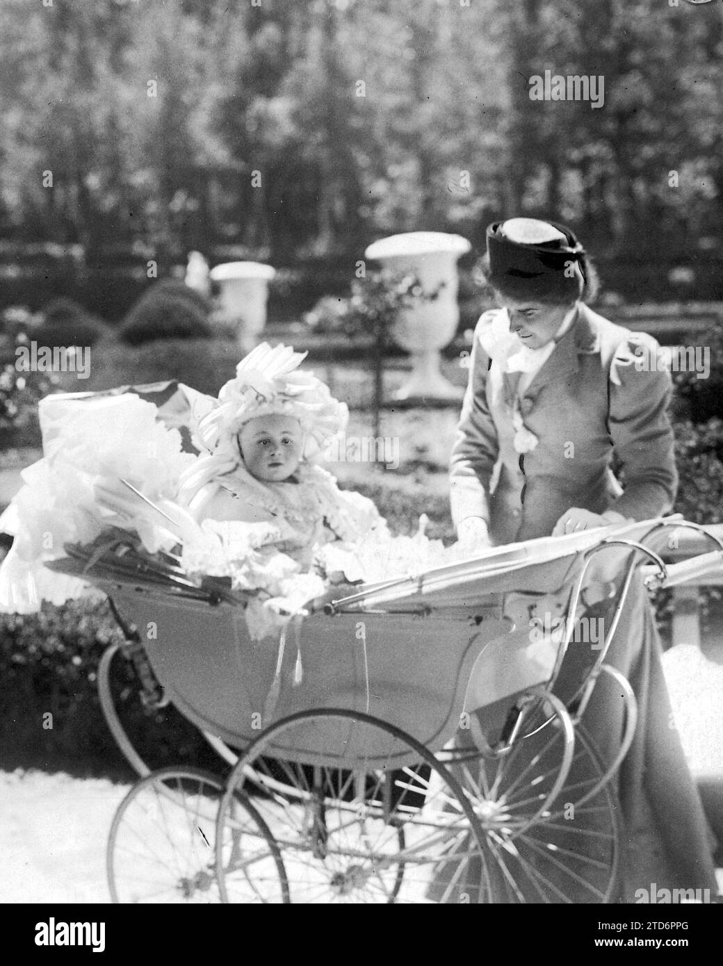 22/06/1908. Il Principe delle Asturie. HRH camminando nel suo rullo e accompagnato da una delle "infermiere" attraverso i giardini della fattoria. Crediti: Album / Archivo ABC Foto Stock