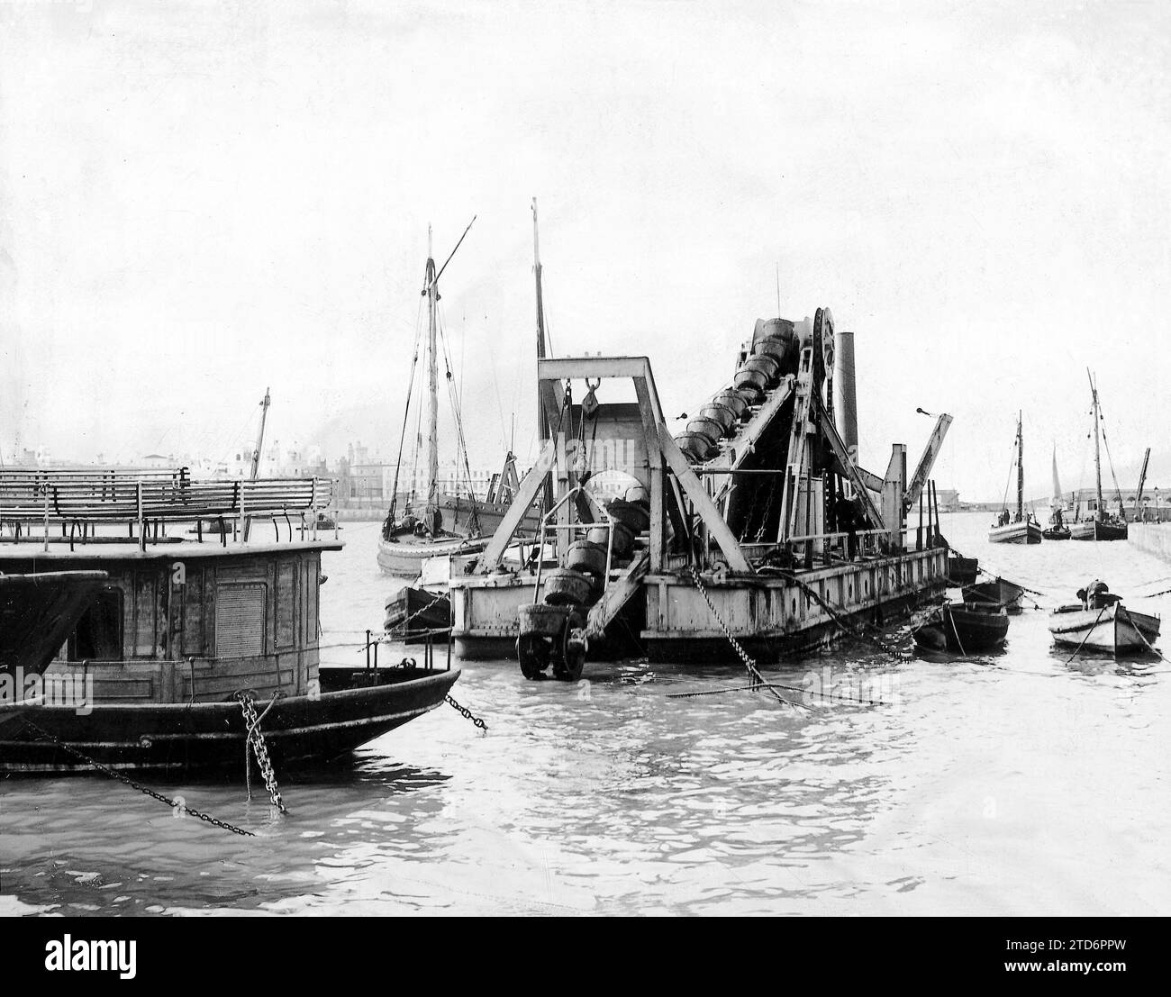 02/29/1908. Cadice. Inizio dei lavori portuali. Il redger 'Diego F. Montañés' in funzioni -foto Reymundo. Crediti: Album / Archivo ABC / José Reymundo Foto Stock