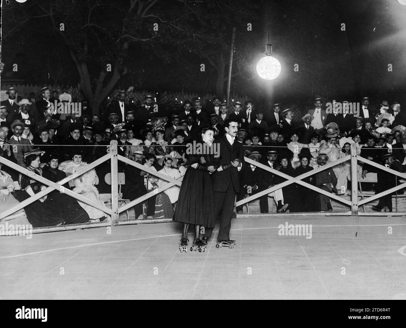07/25/1907. Madrid. Festival a beneficio della promozione delle arti I giovani, María Luisa del Rivero e Juan Ruiz, che hanno vinto il primo premio per le coppie nel concorso Verified Skaters alla pausa di Salamanca. Crediti: Album / Archivo ABC Foto Stock