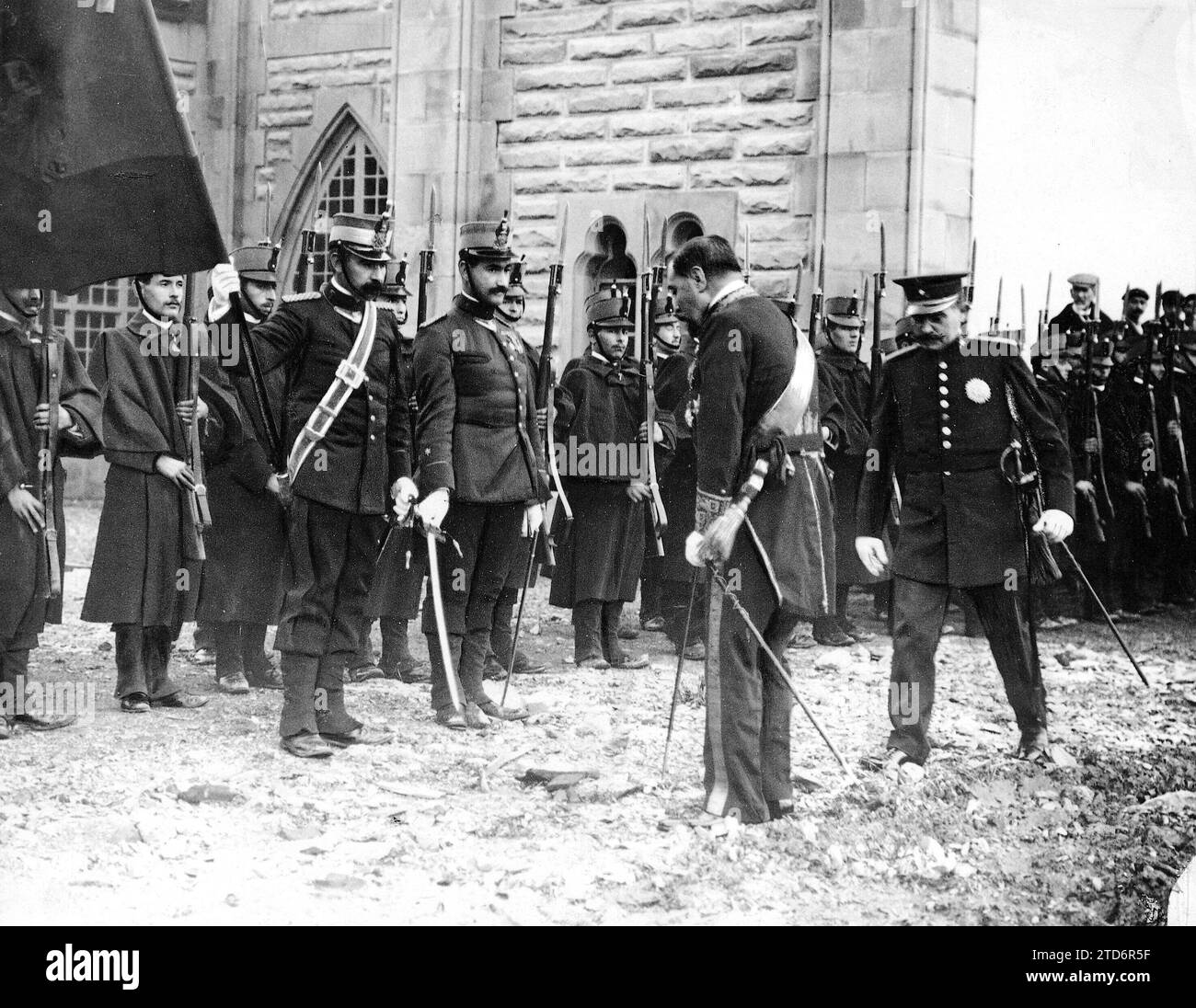 San Sebastian, 28/11/1910. Inaugurazione del Reina Victoria Asylum a San Sebastián. Nell'immagine, il governatore civile, barone de la Torre, che rappresentava i re nella cerimonia, salutando la bandiera del reggimento siciliano, che pagava onori. Crediti: Album / Archivo ABC / Oarso Foto Stock