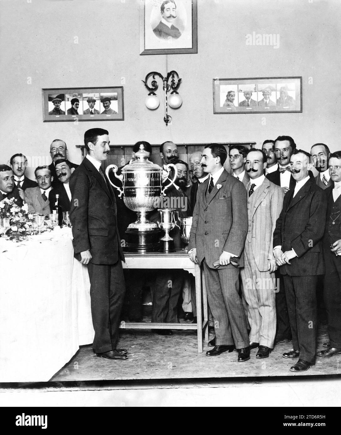 05/31/1911. Nel Real Aéreo-club di Spagna. Signor Kindelán, presidente dell'Aero-club, che presenta all'aviatore Tick i premi vinti nella gara di aviazione. Crediti: Album / Archivo ABC / Rivero Foto Stock