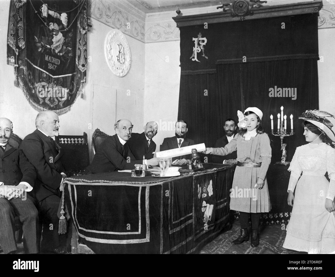 12/25/1910. Distribuzione di premi per la promozione delle arti Il presidente della società, Eduardo dato, ha verificato la distribuzione dei premi agli studenti delle diverse classi ieri pomeriggio. Crediti: Album / Archivo ABC / Portela Foto Stock