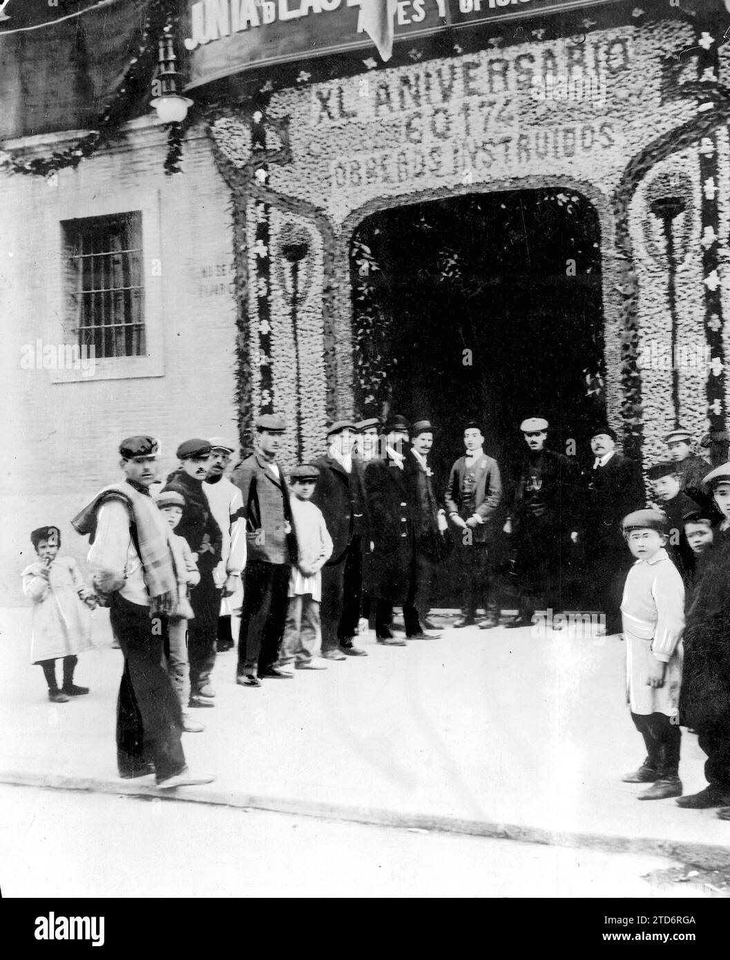 15/03/1909. Le scuole artigiane di Valencia. -L'ingresso dei locali adornati in occasione del decimo anniversario della fondazione delle scuole. Crediti: Album / Archivo ABC / Valero Foto Stock