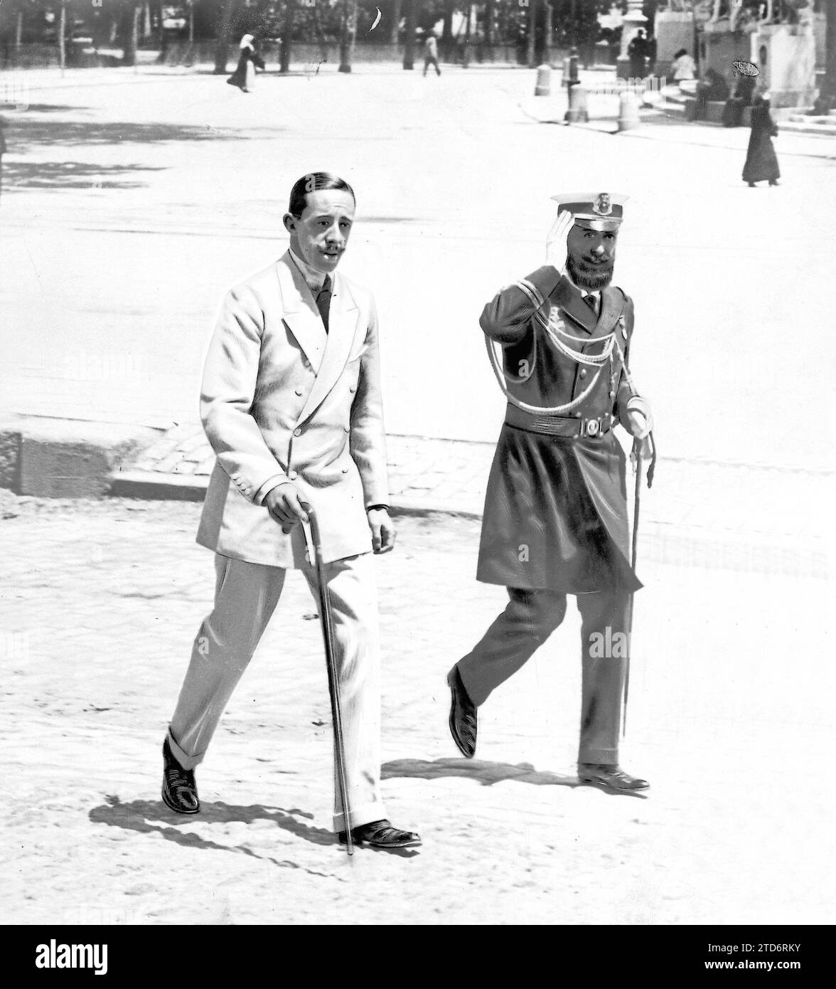 05/23/1914. Il re in Plaza de Oriente. Il re, accompagnato da uno dei suoi aiutanti, al ritorno da una visita alle scuderie reali. Crediti: Album / Archivo ABC / José Zegri Foto Stock