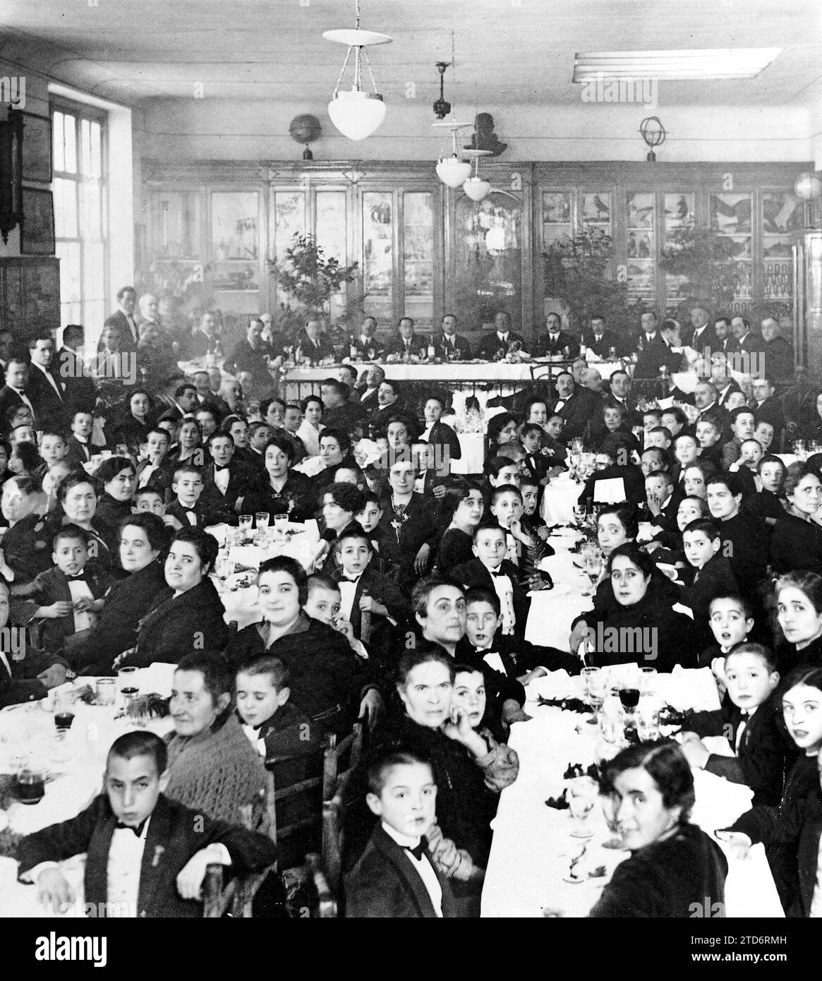 Madrid, 01/23/1923. Alla Scuola Comunale di San Ildefonso. Gli scolari con le loro madri durante il pranzo con il quale sono stati dati in occasione della festa del Santo Patrono della scuola. Crediti: Album / Archivo ABC / Julio Duque Foto Stock