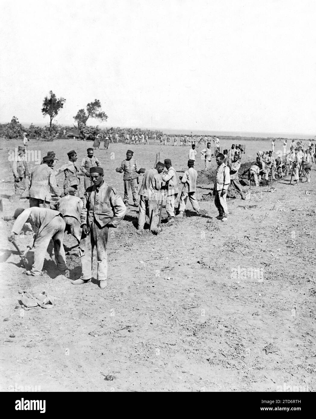 10/01/1909. Lavoro di difesa. I soldati del primo battaglione della Wad-ras aprono trincee nei limiti del loro campo. Crediti: Album / Archivo ABC / Ramón Alba Foto Stock