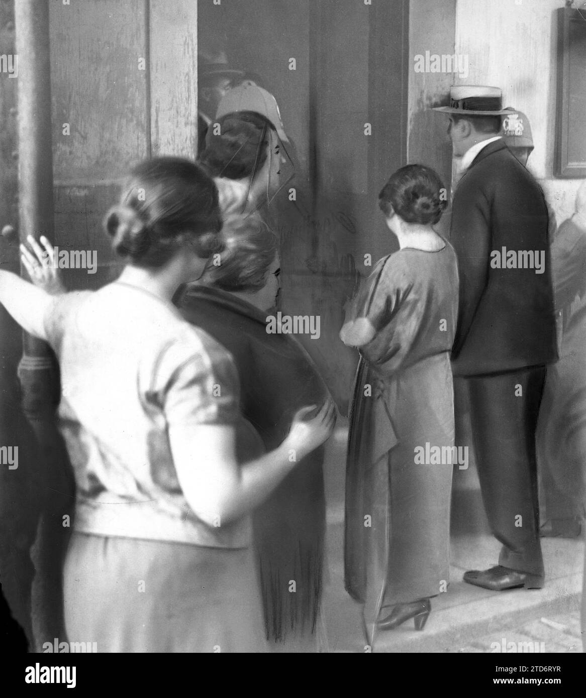 09/30/1923. Madrid. Sotto processo per l'omicidio del signor dato. Lucia Joaquin Concepción "la Rubia" (X), moglie dell'imputato Nicolau, alla porta del carcere in attesa dell'autorizzazione ad entrare nel tribunale. Crediti: Album / Archivo ABC / José Zegri Foto Stock