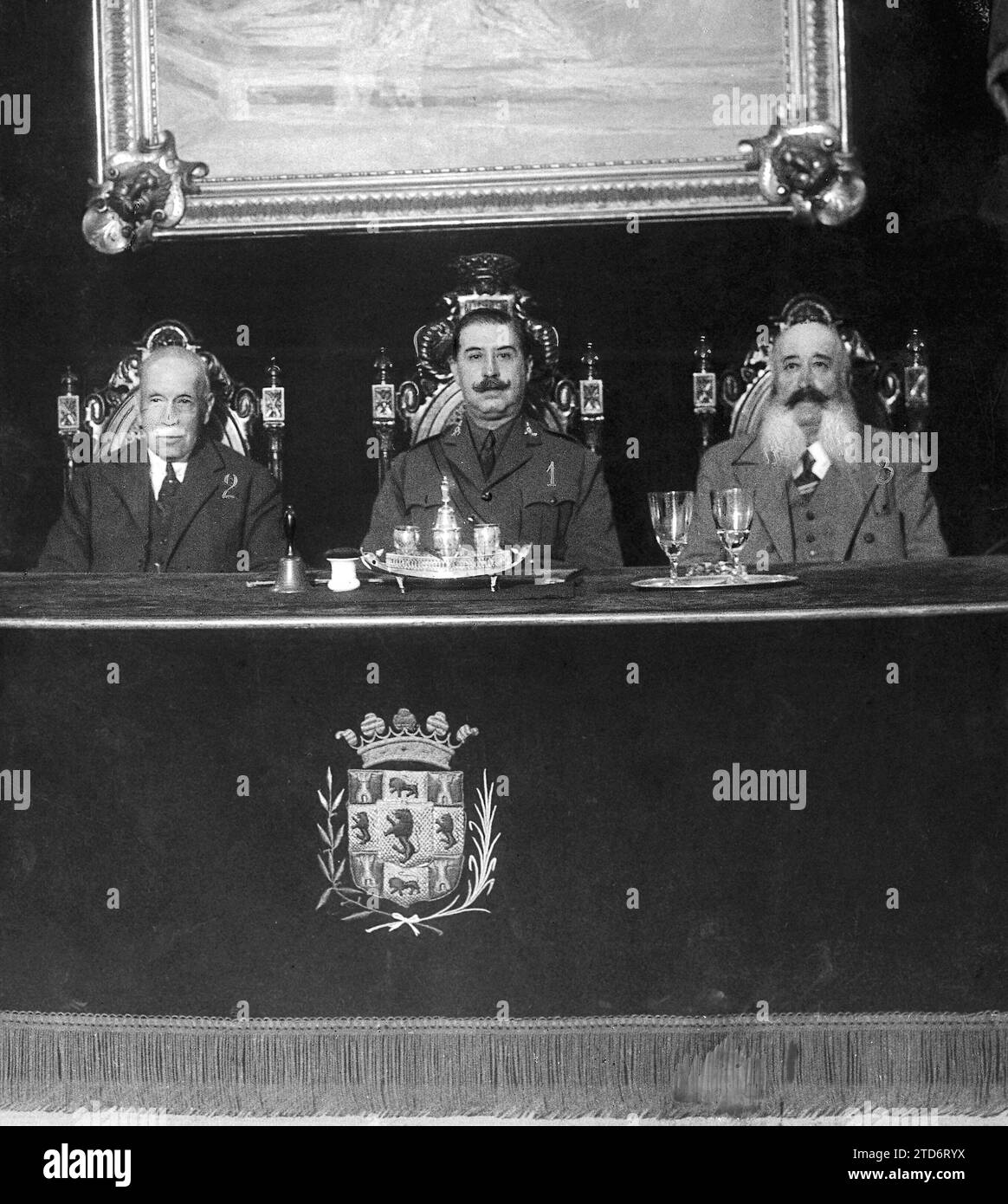 09/30/1923. Cordova. Il nuovo regime municipale. Il Governatore militare. Il sig. Perez Herrera (1) con il nuovo sindaco, il sig. Julian Jiménez González (2) e il primo vice sindaco. Don Juan de la Cuesta (3) nella sessione costitutiva del consiglio comunale. Crediti: Album / Archivo ABC / Montilla Foto Stock