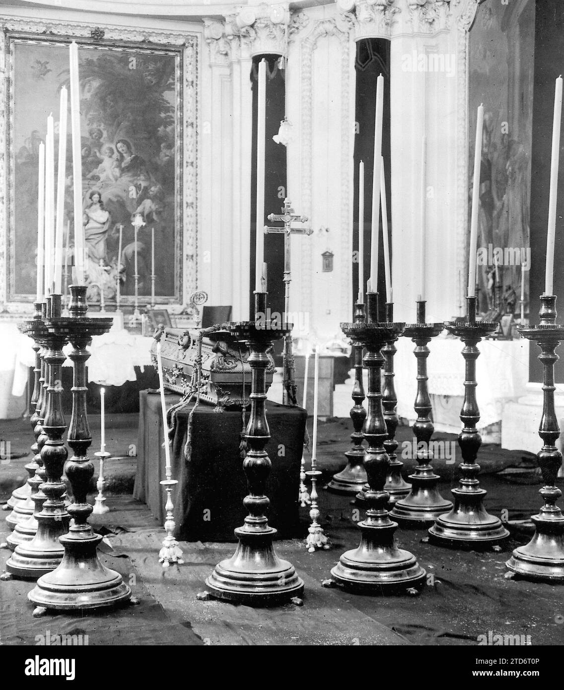 02/26/1909, morte del Cardinale Sancha. La bara contenente i resti mortali di sua Eminenza, nella cappella del palazzo arcivescovile. Crediti: Album / Archivo ABC / R. Cifuentes Foto Stock