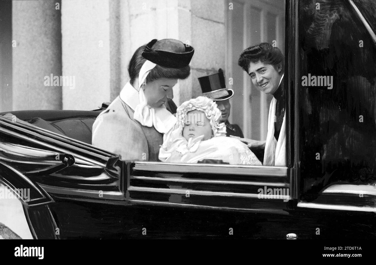 09/30/1907. La famiglia reale alla Fattoria. Il principe delle Asturie in carrozza con l'infermiera e la tata. Crediti: Album / Archivo ABC / Francisco Goñi Foto Stock